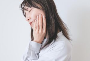 舌の先が赤くて痛いときに考えられる原因・病気を解説